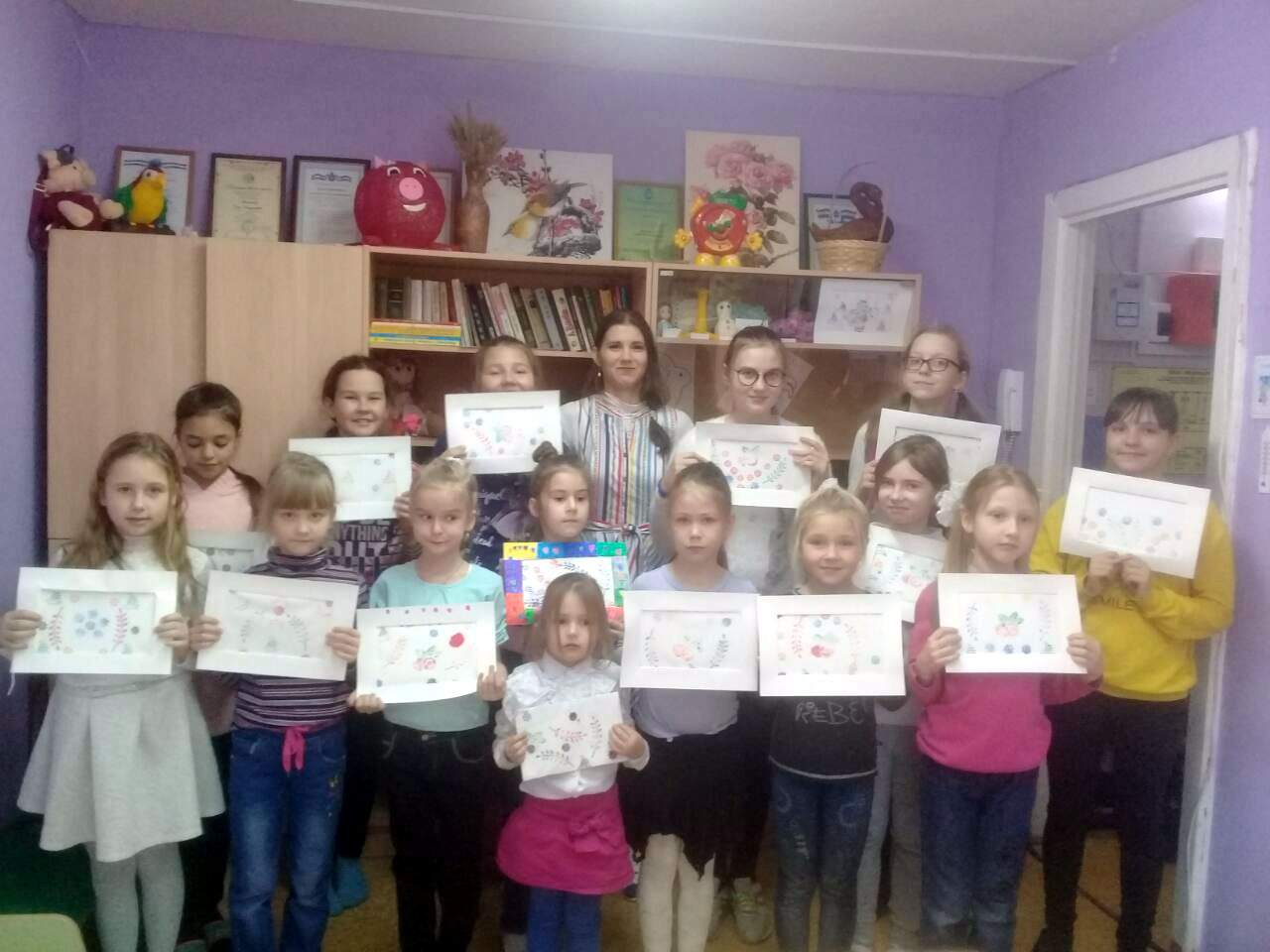 Педагог Иванцова Ладислава Сергеевна с детьми которые держат рисунки